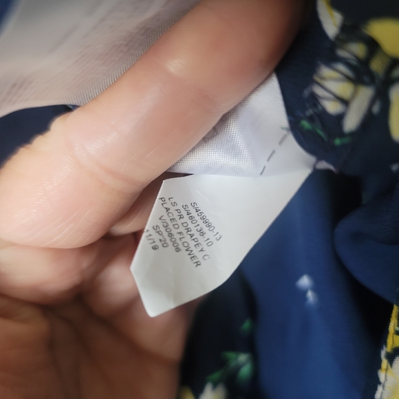 Banana Republic Classic Fit Floral Button Doen Top Size Medium Navy Blue - Picture 8 of 9